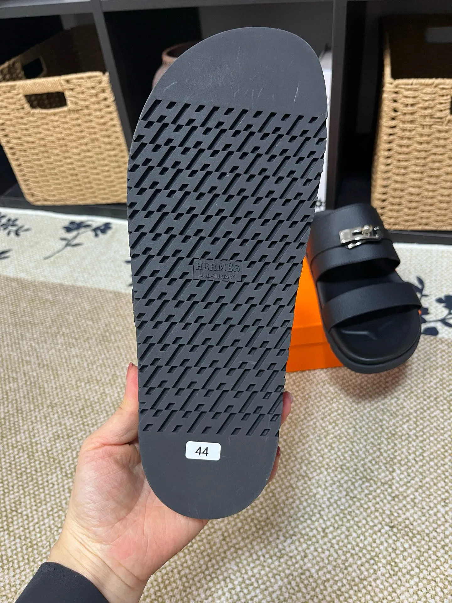 P300 Long-term stock Hermes men’s Kazimir slippers for couples - top quality woven calfskin functional sandals with intertwined uppers inspired by the “H” iconic pattern to create a casual look, perfect for summer. Imported cowhide + cowhide lining + TUP outsole Size: 35-46